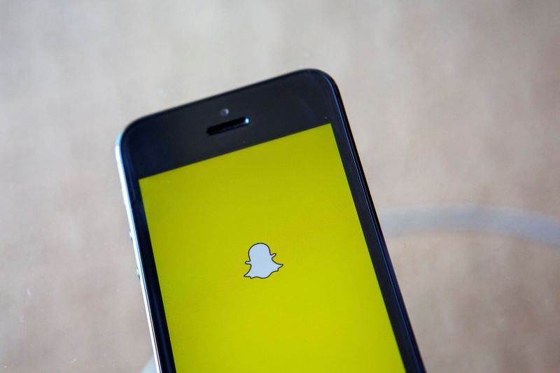 © Reuters. FILE PHOTO: A portrait of the Snapchat logo in Ventura