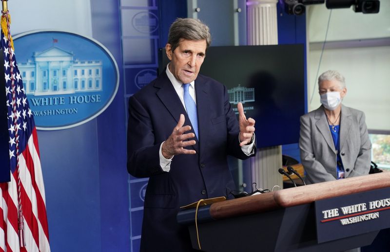 © Reuters. FILE PHOTO: Kerry speaks about the climate at the White House in Washington