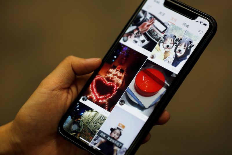 &copy; Reuters. FILE PHOTO: Illustration picture of video-streaming app Kuaishou on a mobile phone
