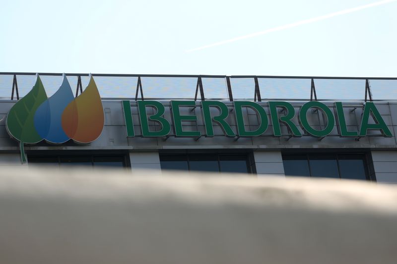 &copy; Reuters. FOTO DE ARCHIVO: El logotipo de Iberdrola en su sede en Madrid