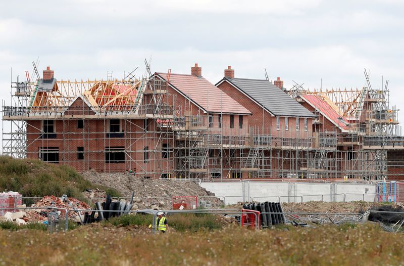 &copy; Reuters. FILE PHOTO: New houses under construction are pictured in Aylesbury