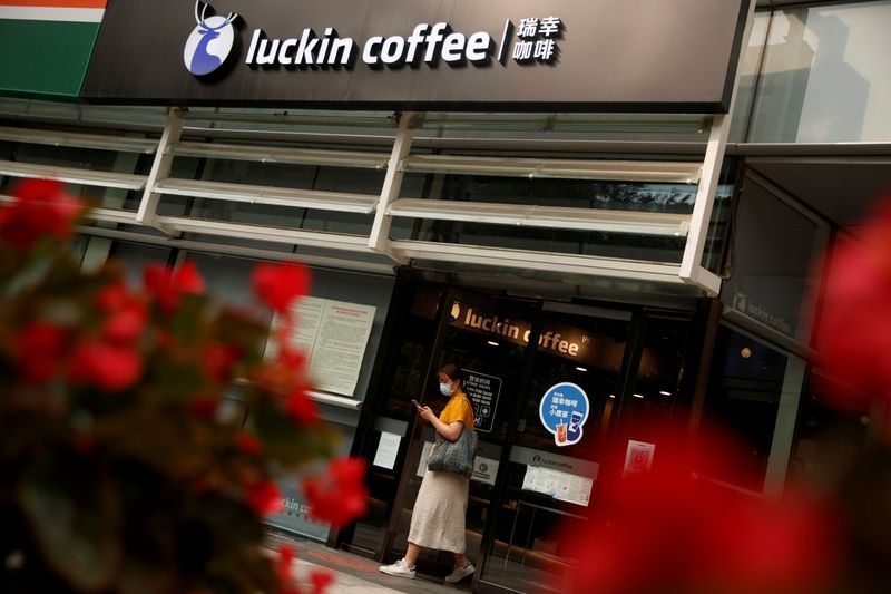 &copy; Reuters. FOTO DE ARCHIVO: Una mujer sale de una local de la cadena Luckin Coffee en Pekín, China