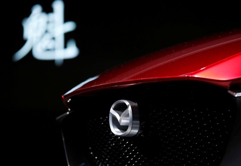 &copy; Reuters. Il logo Mazda Motor su una vettura al Salone dell&apos;Automobile di Tokyo