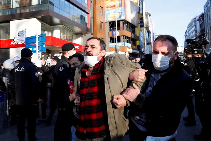 &copy; Reuters. السلطات التركية تعتقل 65 شخصا لصلتهم باحتجاجات جامعة بوغازيتشي