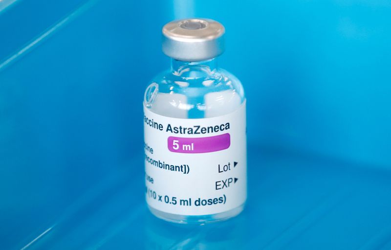 &copy; Reuters. Un a fiala del vaccino Oxford-AstraZeneca contro il Covid-19 a Basingstoke