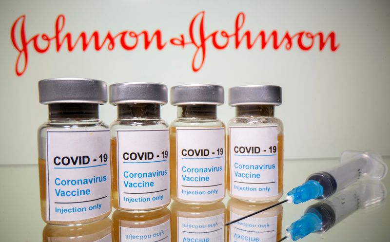 &copy; Reuters. Frascos rotulados como de vacina contra Covid-19 em frente ao logo da Johnson &amp; Johnson em foto de ilustração