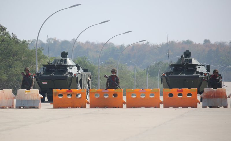 &copy; Reuters. Posto de controle montado por militares no caminho para o complexo do Congress de Mianmar em Naypyitaw