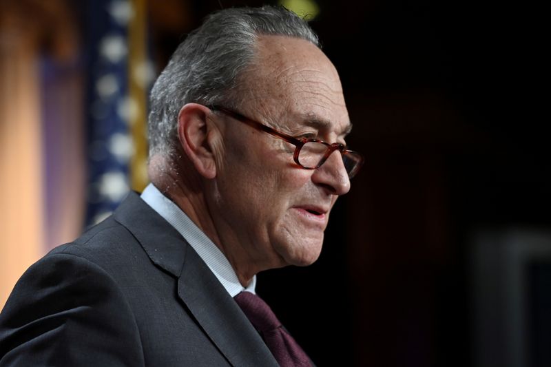 © Reuters. Il leader della maggioranza al Senato degli Stati Uniti Chuck Schumer durante una conferenza stampa al Campidoglio degli Stati Uniti