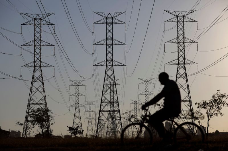 © Reuters. Linhas de transmissão de energia na região de Brasília (DF)