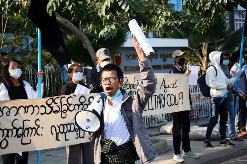 &copy; Reuters. Gente protesta en la calle contra el Ejército después del golpe de Estado del lunes, afuera de la Universidad Médica de Mandalay en Mandalay