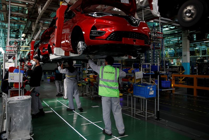 © Reuters. Linha de montagem da Renault em Flins, França