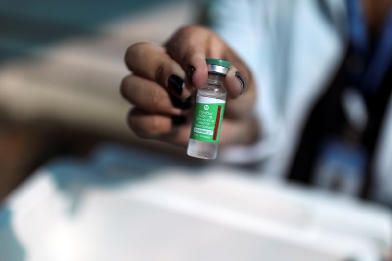 &copy; Reuters. Frasco da vacina Oxford/AstraZeneca contra Covid-19 em hospital do Rio de Janeiro