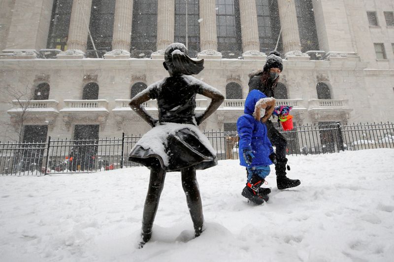 &copy; Reuters. Escultura &quot;A Garota Destemida&quot; é vista em frente à Bolsa de Nova York durante uma tempestade de neve na cidade de Nova York, EUA