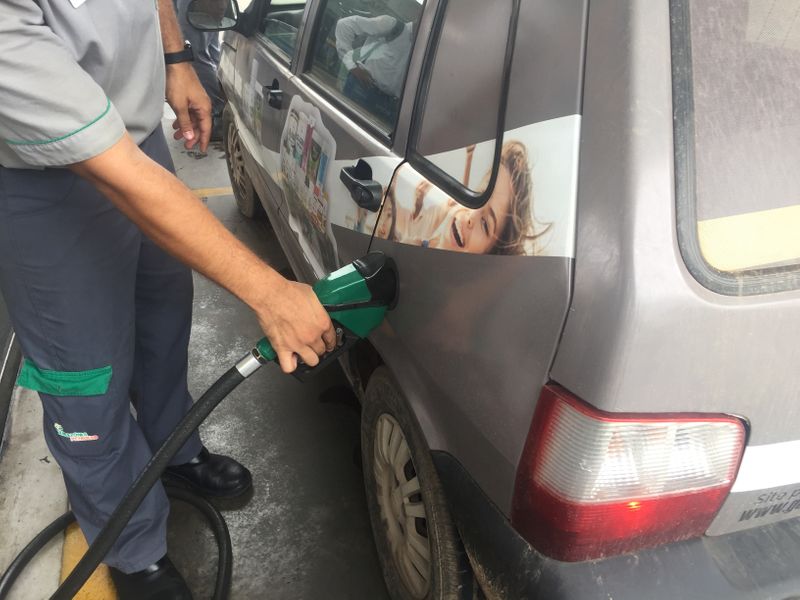 &copy; Reuters. Carro sendo abastecido em posto de gasolina em Cuiabá, no Brasil