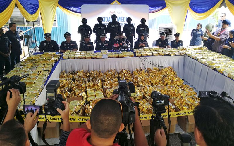 © Reuters. FILE PHOTO: Malaysian Customs display 1,187kg of drugs seized during a news conference in Nilai