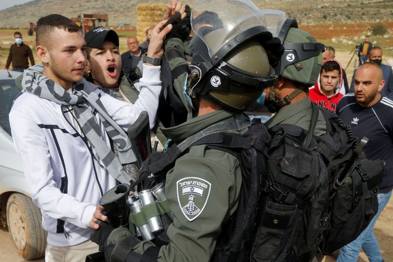 &copy; Reuters. Imagen de archivo de varios palestinos discutiendo con policías fronterizos israelíes cerca de Tubas, Cisjordania.