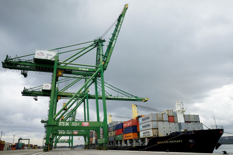 &copy; Reuters. FOTO DE ARCHIVO-Un barco portugués cargado de contenedores, anclado junto a las grúas portuarias en el puerto de Mariel, Cuba.