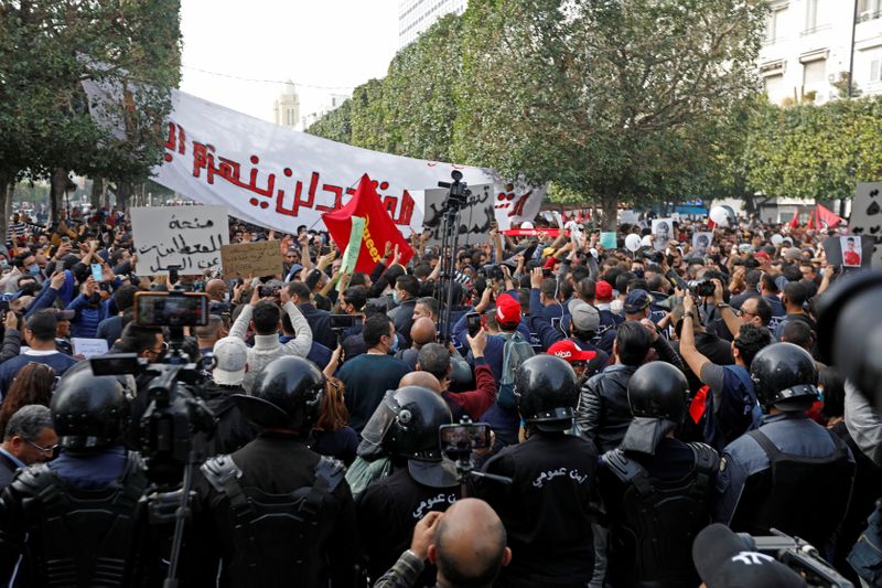 &copy; Reuters. الشرطة التونسية تغلق وسط العاصمة لمنع الاحتجاج