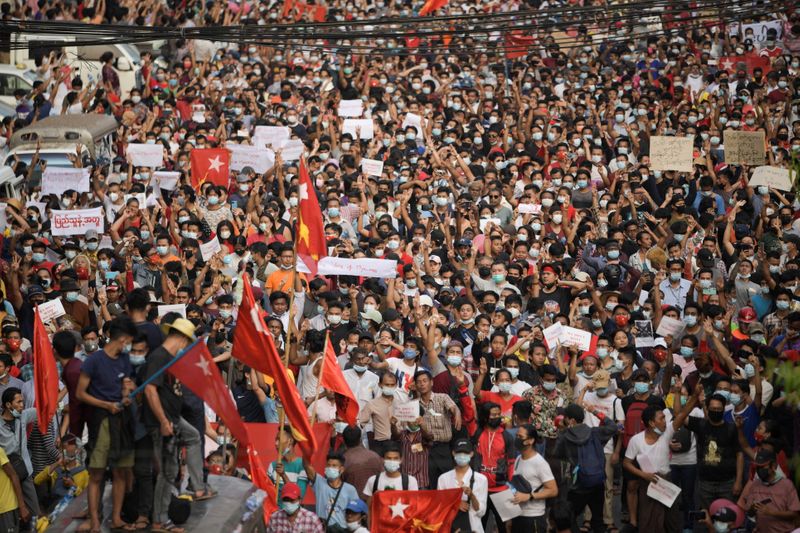 &copy; Reuters. Manifestantes protestan contra el golpe militar y exigen la liberación de la líder electa Aung San Suu Kyi, en Yangón, Myanmar, el 6 de febrero de 2021