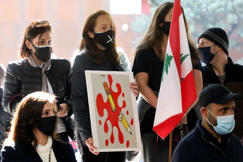 &copy; Reuters. نشطاء يحتجون في بيروت على مقتل منتقد حزب الله لقمان سليم
