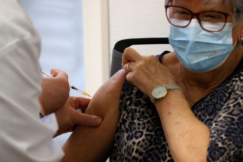 &copy; Reuters. FILE PHOTO: Coronavirus disease (COVID-19) vaccination in Guise