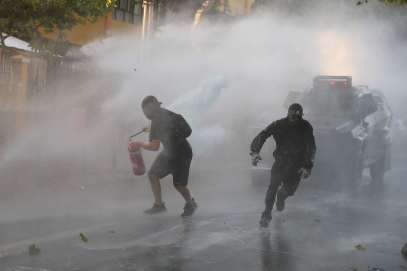 © Reuters. تفجر احتجاجات في منتجع بتشيلي بعد قتل الشرطة أحد فناني الشوارع