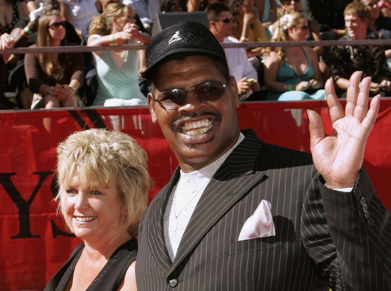 © Reuters. Former professional boxer Leon Spinks and unidentified guest arrive at the 2006 ESPY Awards at the Kodak Theatre in Hollywood, California
