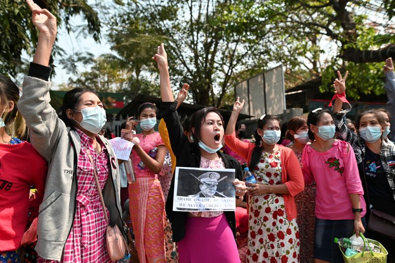 &copy; Reuters. Manifestantes durante una protesta en Yangón, Myanmar, el 6 de febrero de 2021