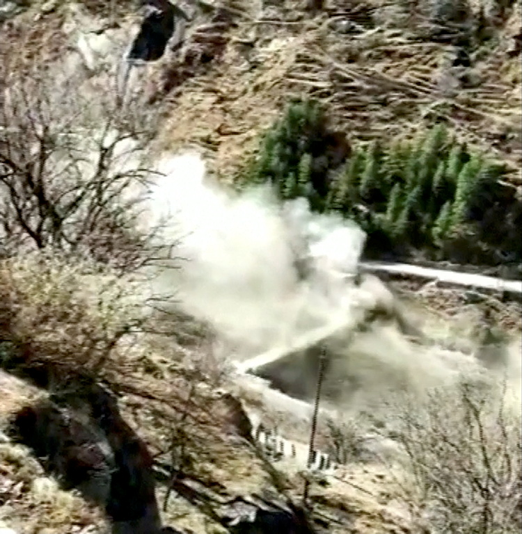 &copy; Reuters. Una presa es golpeada por una riada en Chamoli, Uttarakhand, India 7 de febrero de 2021 en esta captura obtenida de un video