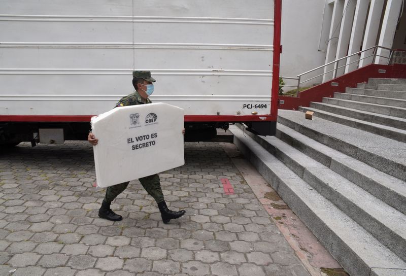 &copy; Reuters. Un soldado lleva cajas de cartón a una estación antes de las elecciones presidenciales del 7 de febrero, en Quito