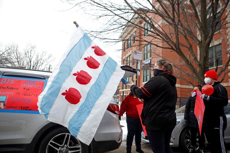 &copy; Reuters. FILE PHOTO: Supporters of the Chicago Teachers Union participate in a car caravan