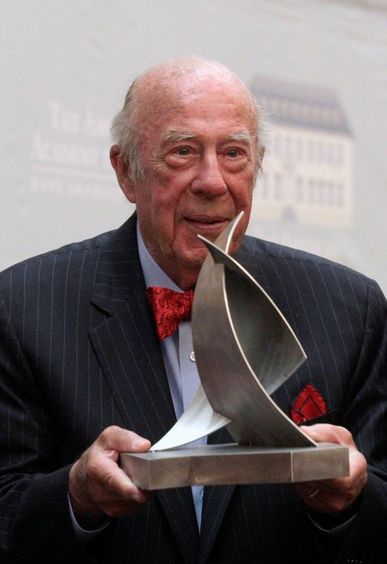 &copy; Reuters. FILE PHOTO: Former U.S. Secretary of State Shultz poses with the &apos;Henry A. Kissinger Prize&apos; trophy in Berlin