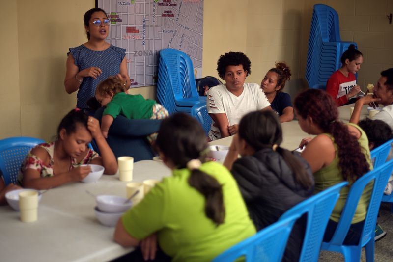 &copy; Reuters. Imagen de archivo de inmigrantes hondureños, enviados de regreso a Guatemala desde Estados Unidos bajo un Acuerdos de Cooperación de Asilo (ACA), sentados en torno a una mesa luego de llegar al albergue Casa del Migrante en Ciudad de Guatemala