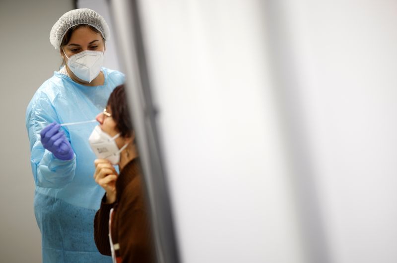 &copy; Reuters. FILE PHOTO: Coronavirus disease (COVID-19) testing centre in France