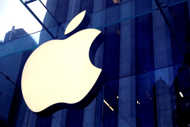 © Reuters. FILE PHOTO: The Apple Inc logo is seen hanging at the entrance to the Apple store on 5th Avenue in New York