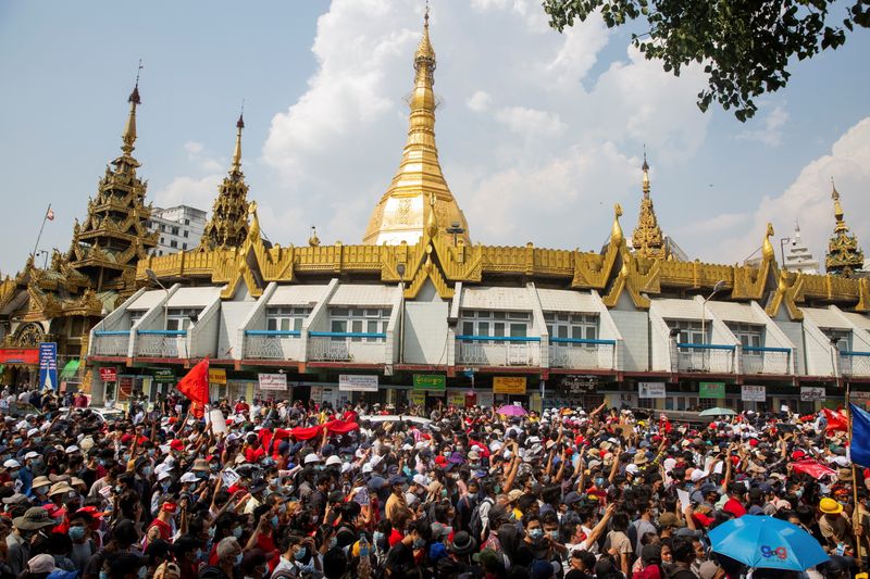 &copy; Reuters. ミャンマー抗議デモ3日目、僧侶ら数百人がヤンゴン市内を行進