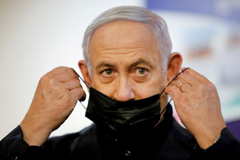 &copy; Reuters. FILE PHOTO: Israeli Prime Minister Benjamin Netanyahu receives COVID-19 vaccine