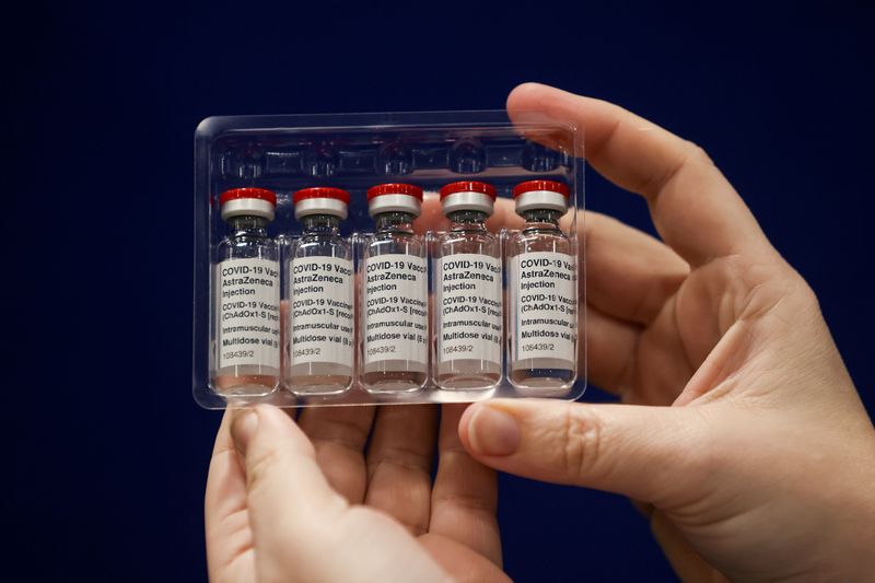 &copy; Reuters. FILE PHOTO: COVID-19 vaccinations in Newcastle upon Tyne