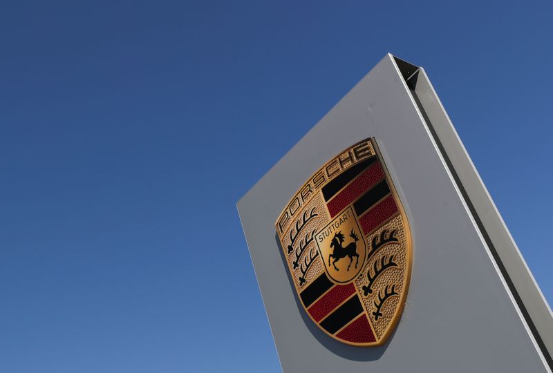 © Reuters. A logo of Porsche is seen outside a Porsche car dealer, amid the coronavirus disease (COVID-19) outbreak in Brussels