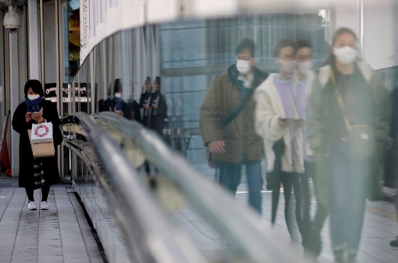 © Reuters. FILE PHOTO: Pedestrians walk on a street in Tokyo, Japan amid the COVID-19 outbreak