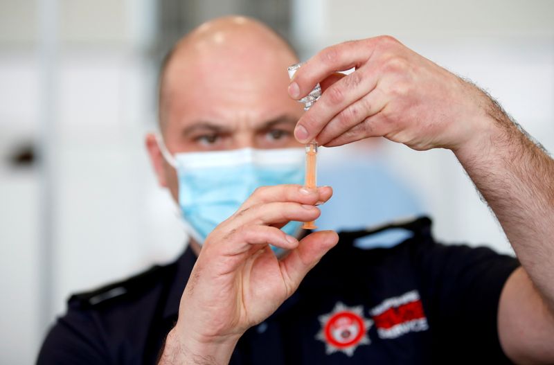 &copy; Reuters. Un miembro del Servicio de Bomberos y Rescate de Hampshire prepara una dosis de la vacuna contra COVID-19 de Oxford-AstraZeneca en Basingstoke, Reino Unido, el 4 de febrero de 2021