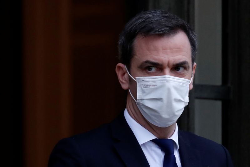 &copy; Reuters. CORONAVIRUS: LE MINISTRE DE LA SANTÉ, OLIVIER VÉRAN, S&apos;EST FAIT VACCINER