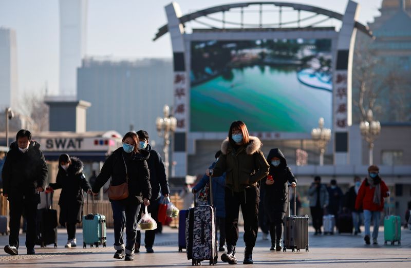 &copy; Reuters. Travelers arrive at Beijing Railway Station ahead of Lunar New Year celebrations as the government urges people to avoid travel because of outbreaks of the coronavirus disease (COVID-19), in Beijing