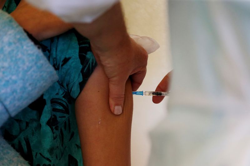 &copy; Reuters. Profissional de saúde aplica vacina contra Covid-19 em hospital em Lisboa