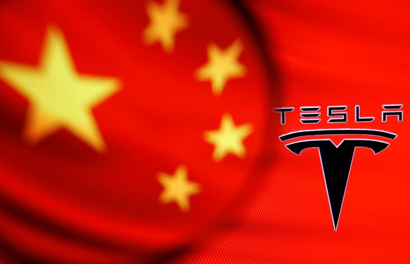 &copy; Reuters. FOTO DE ARCHIVO: La bandera china y el logotipo de Tesla
