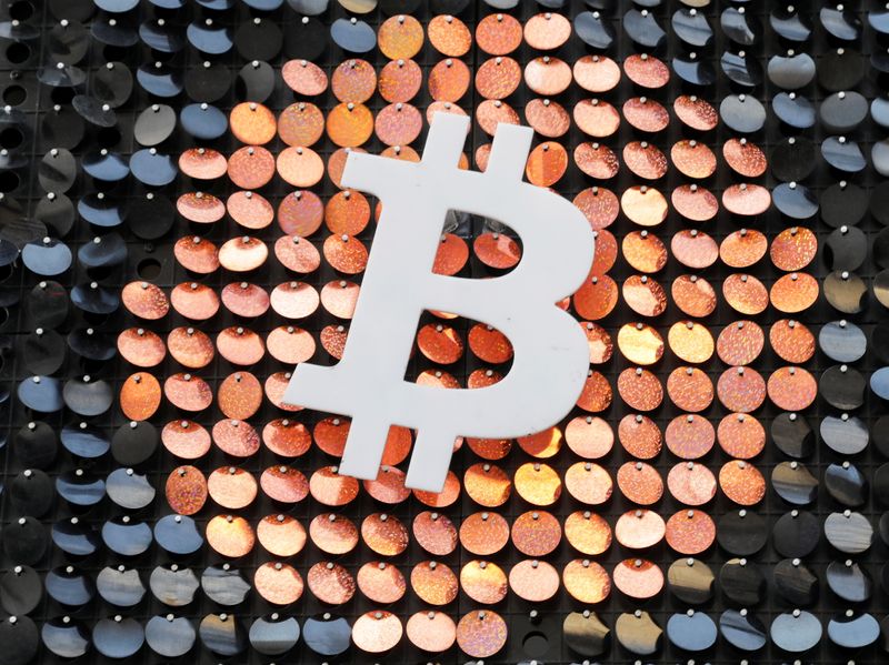 &copy; Reuters. Foto del domingo del logo de Bitcoin en un comercio en Marsella, Francia