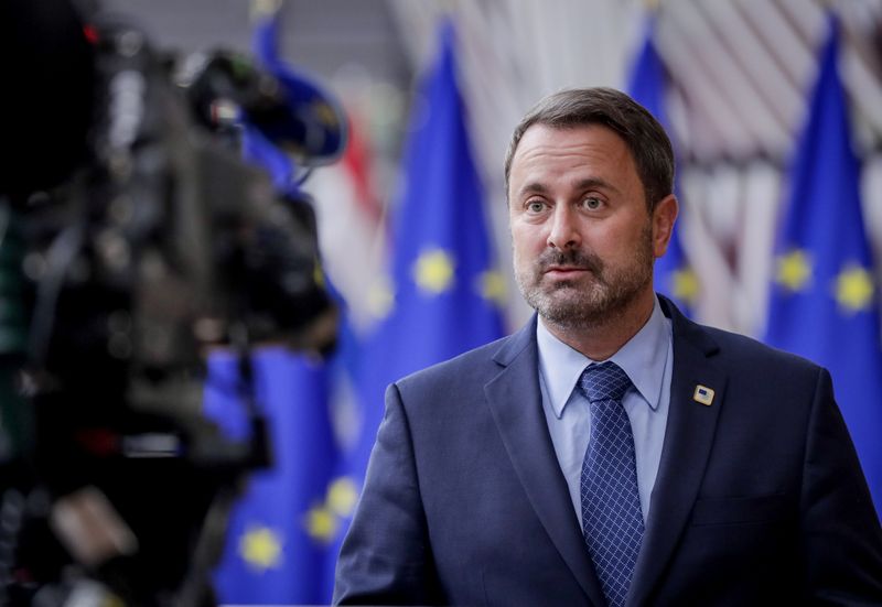 &copy; Reuters. Imagen de archivo del primer ministro de Luxemburgo, Xavier Bettel, hablando con los medios a su llegada a una cumbre de la Unión Europea en Bruselas, Bélgica.