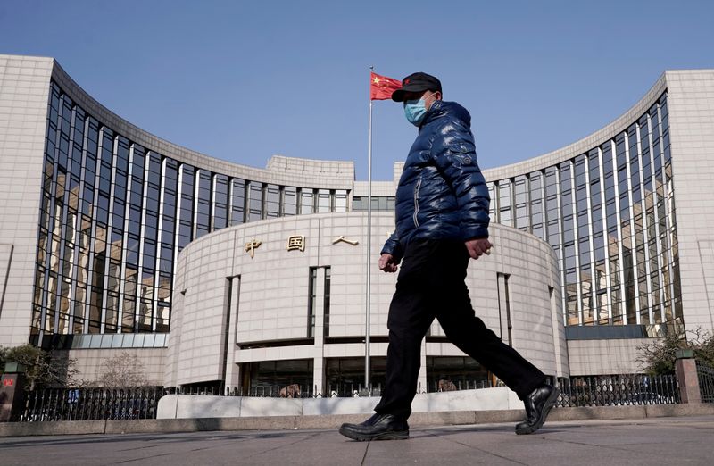 &copy; Reuters. Foto de archivo ilustrativa de un hombre pasando frente a la sede del banco central de China en Pekín