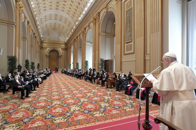 &copy; Reuters. Papa Francisco em discurso a diplomatas no Vaticano