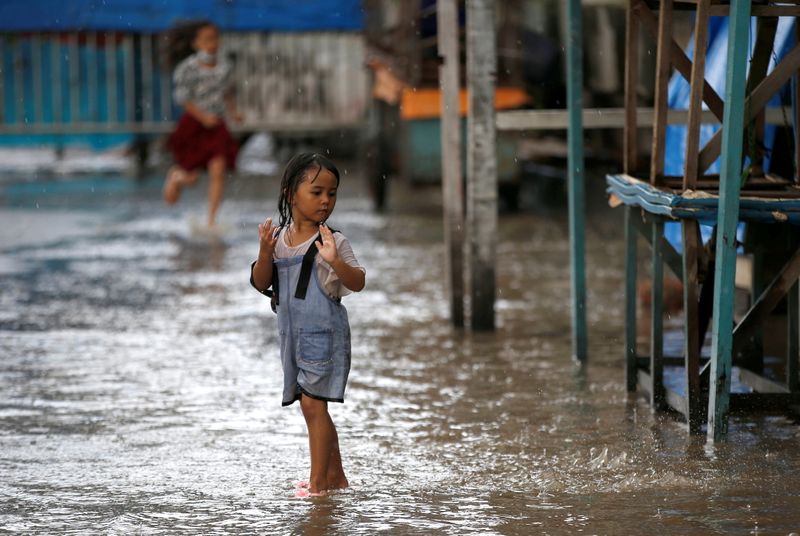 &copy; Reuters. فيضانات تتسبب في انقطاع الكهرباء وإجلاء سكان بالعاصمة الإندونيسية